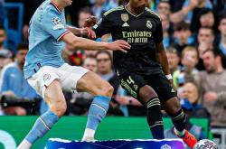 开云APP-世界排名争夺战之夜，阿坎吉压力下完成爆发