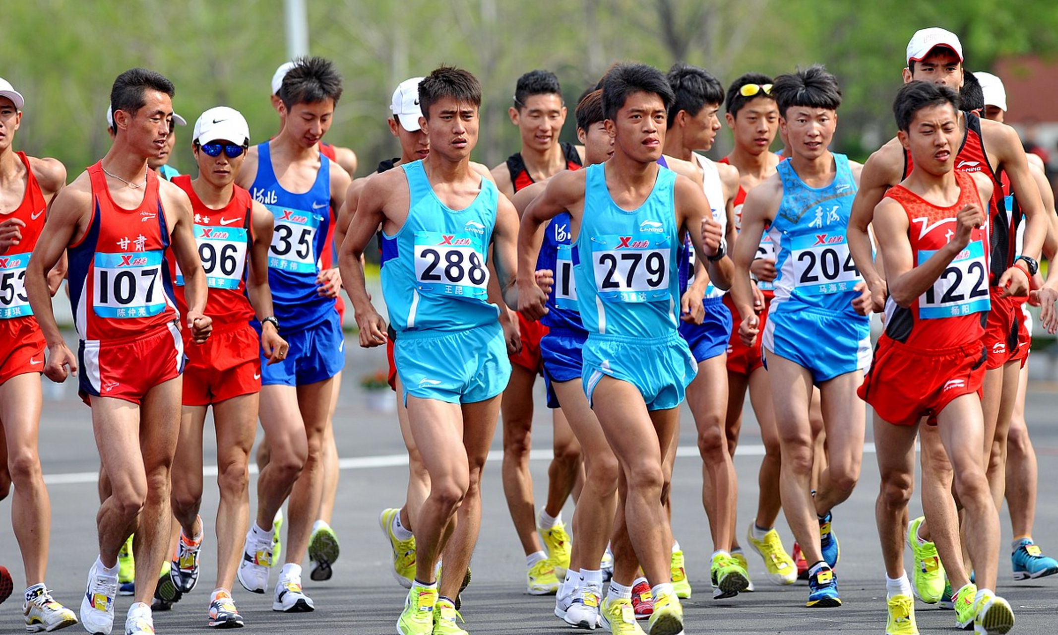 运动员们在赛场上尽情释放能量，竞技风采