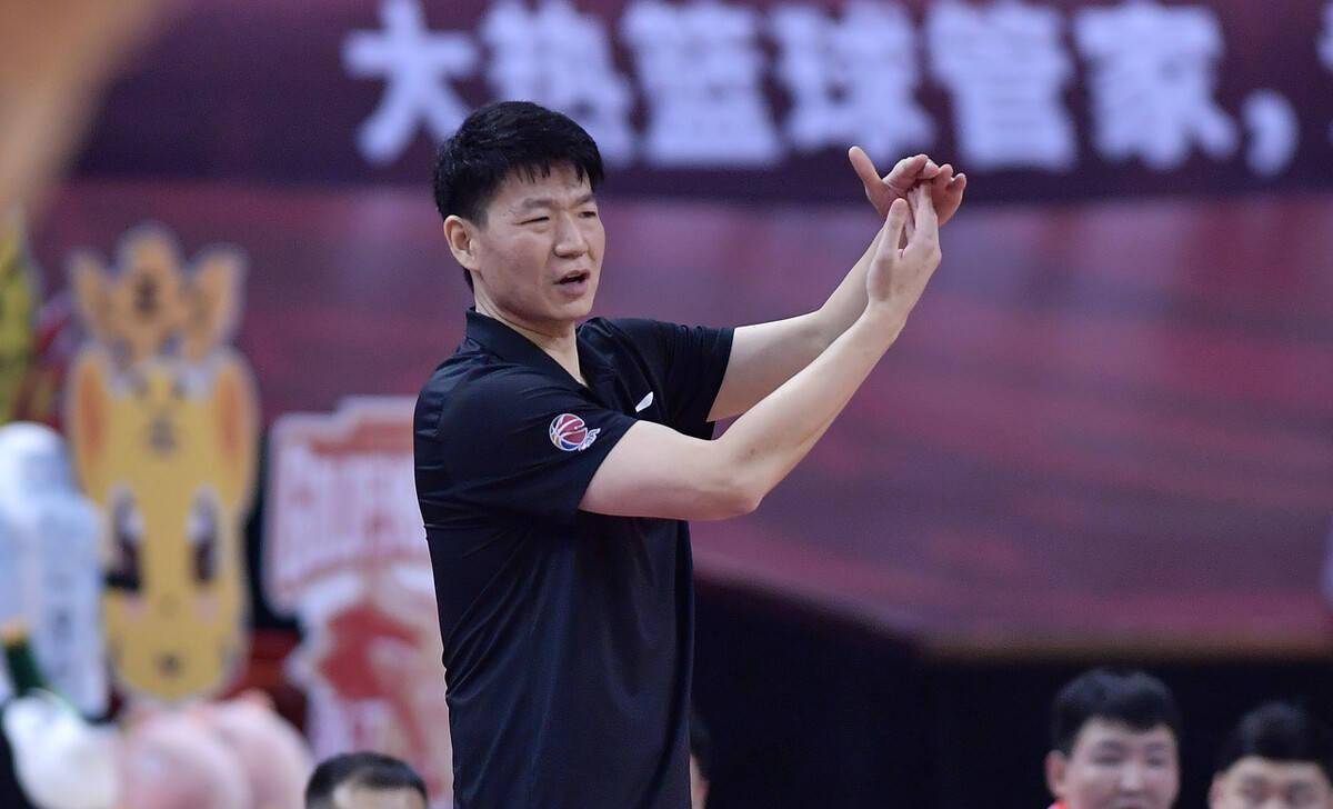 陕西篮球俱乐部霸气登顶，主教练鼓励球员继续努力的简单介绍