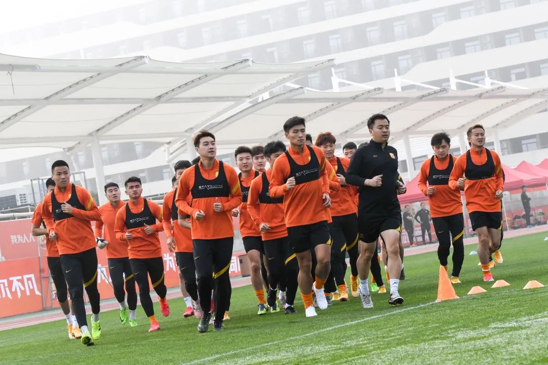 陕西篮球俱乐部霸气登顶，主教练鼓励球员继续努力的简单介绍