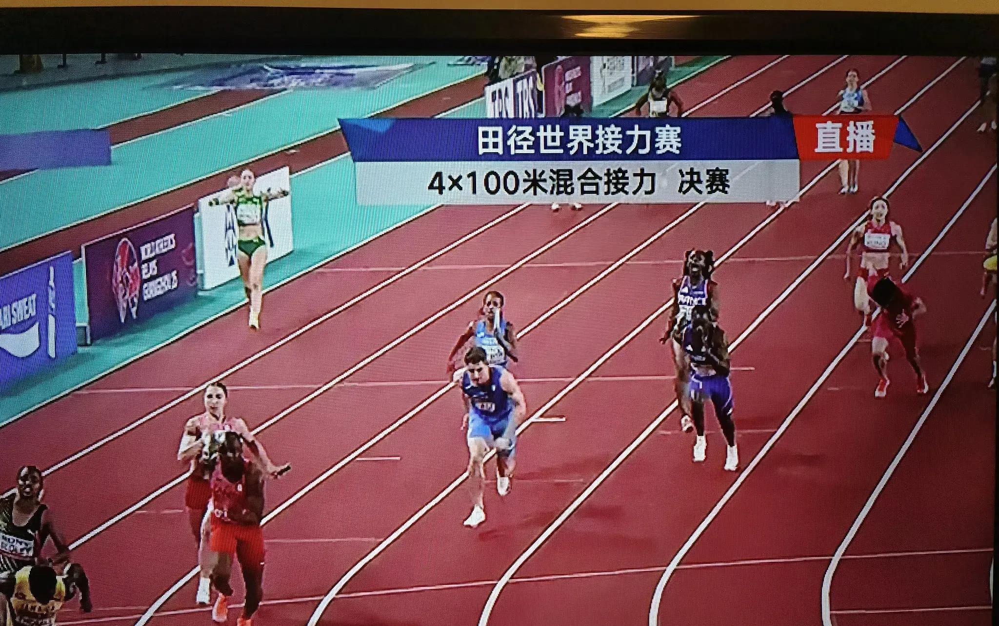 包含角逐激烈不下，运动员们奋力拼搏争夺月牙肃的词条