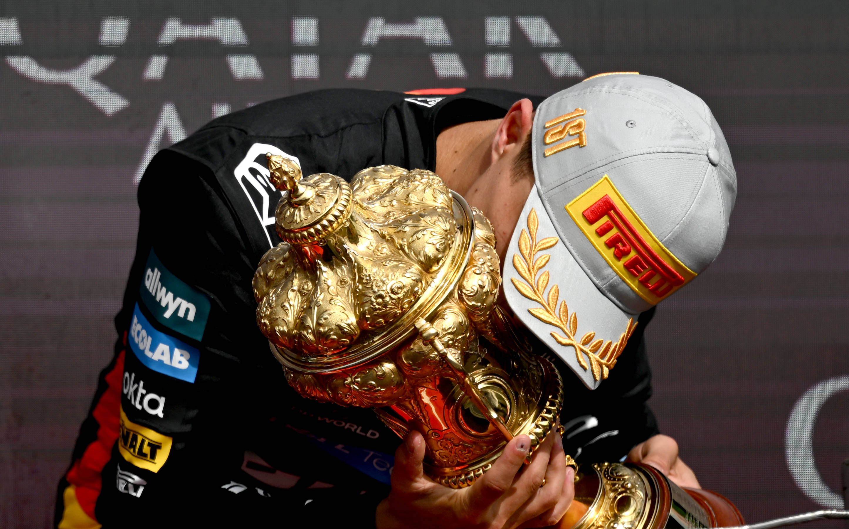 索伯车队鏖战红牛车队，汉密尔顿点燃赛场