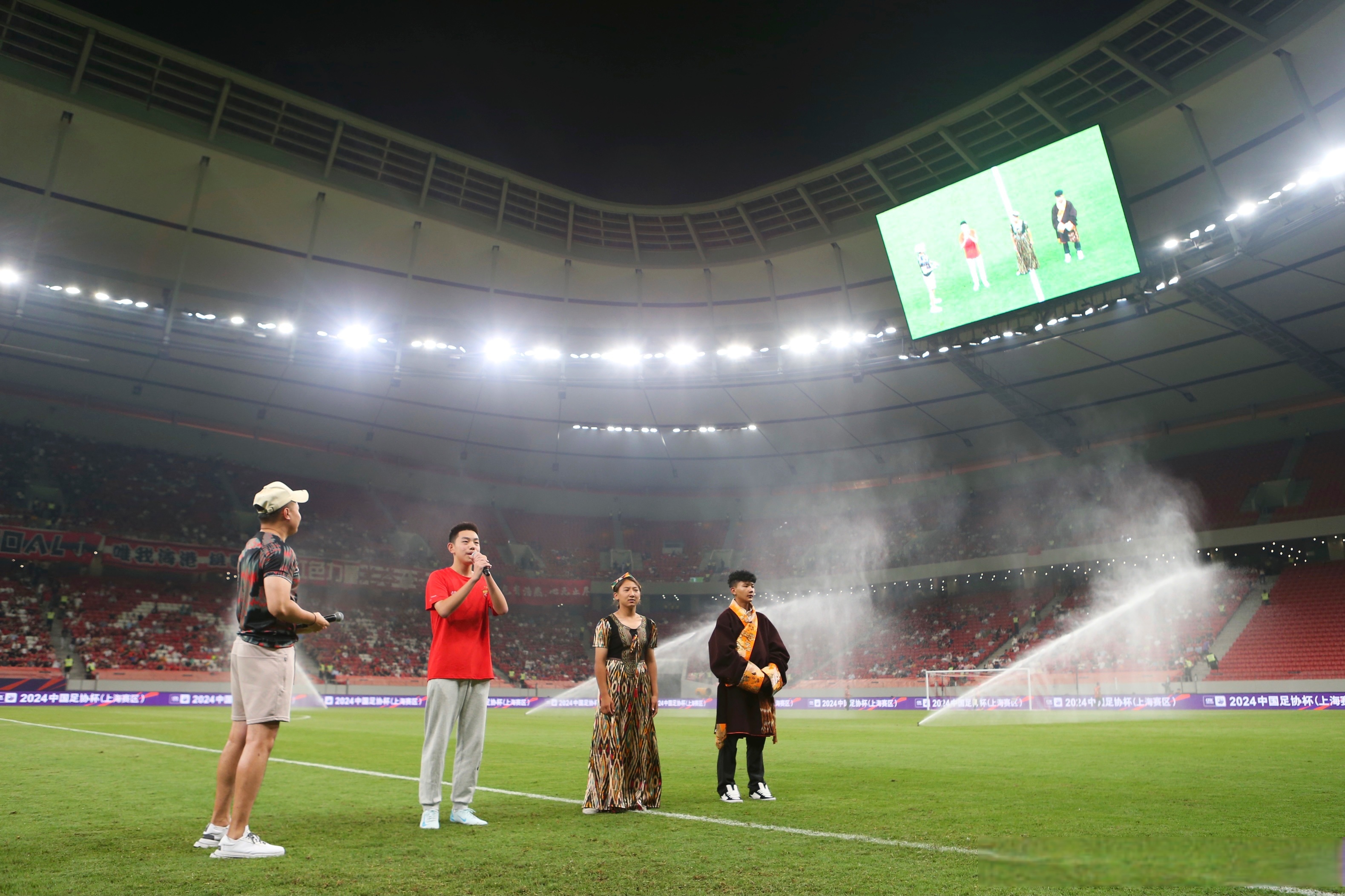 精彩的足球比赛让球迷欣喜若狂 精彩的足球比赛让球迷欣喜若狂