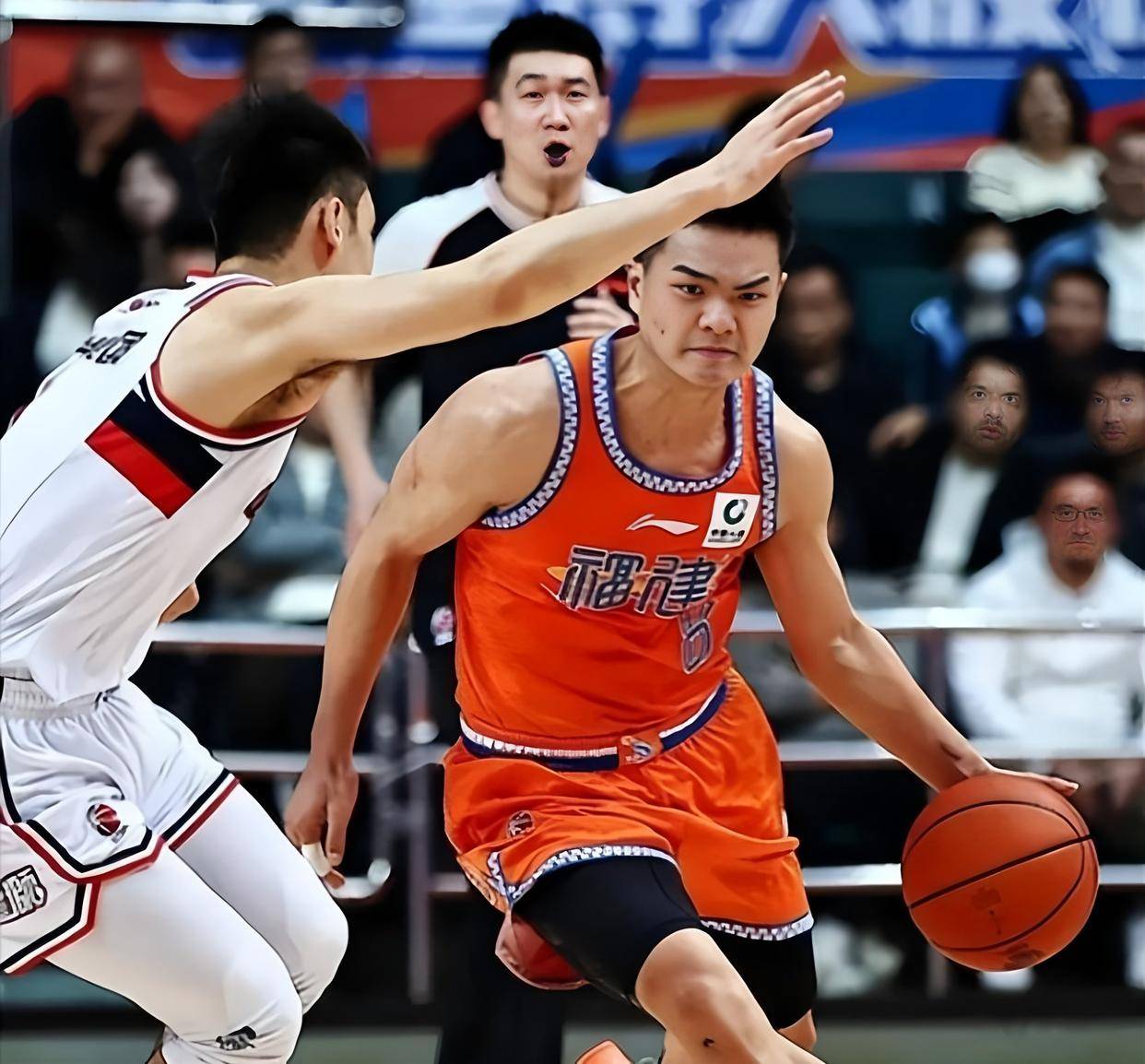 世界排名争夺战焦点战，老鹰节奏掌控广厦队