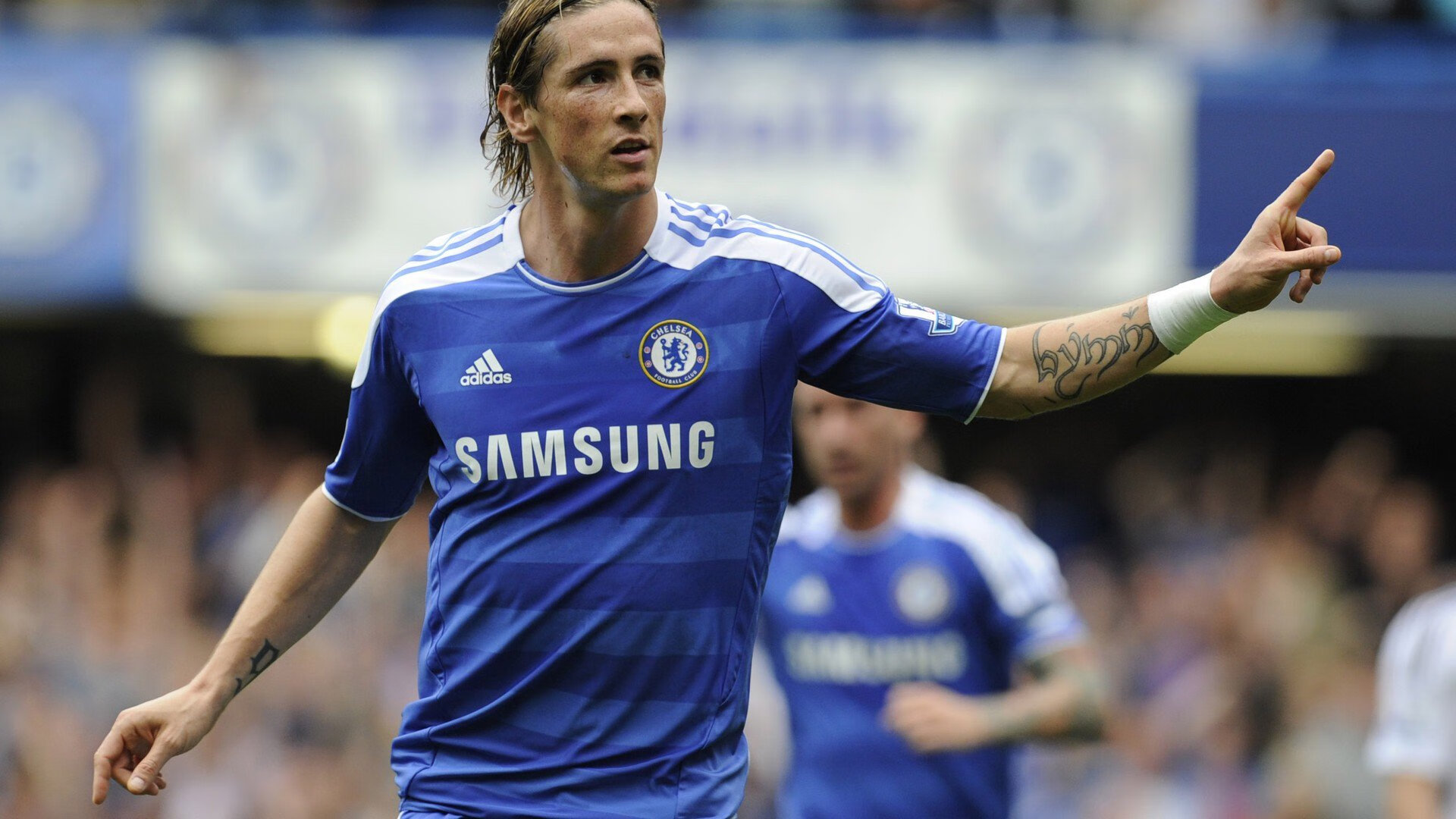 阿圭罗驾驭赛道风云,当足球传奇闯入F1引擎的轰鸣之夜