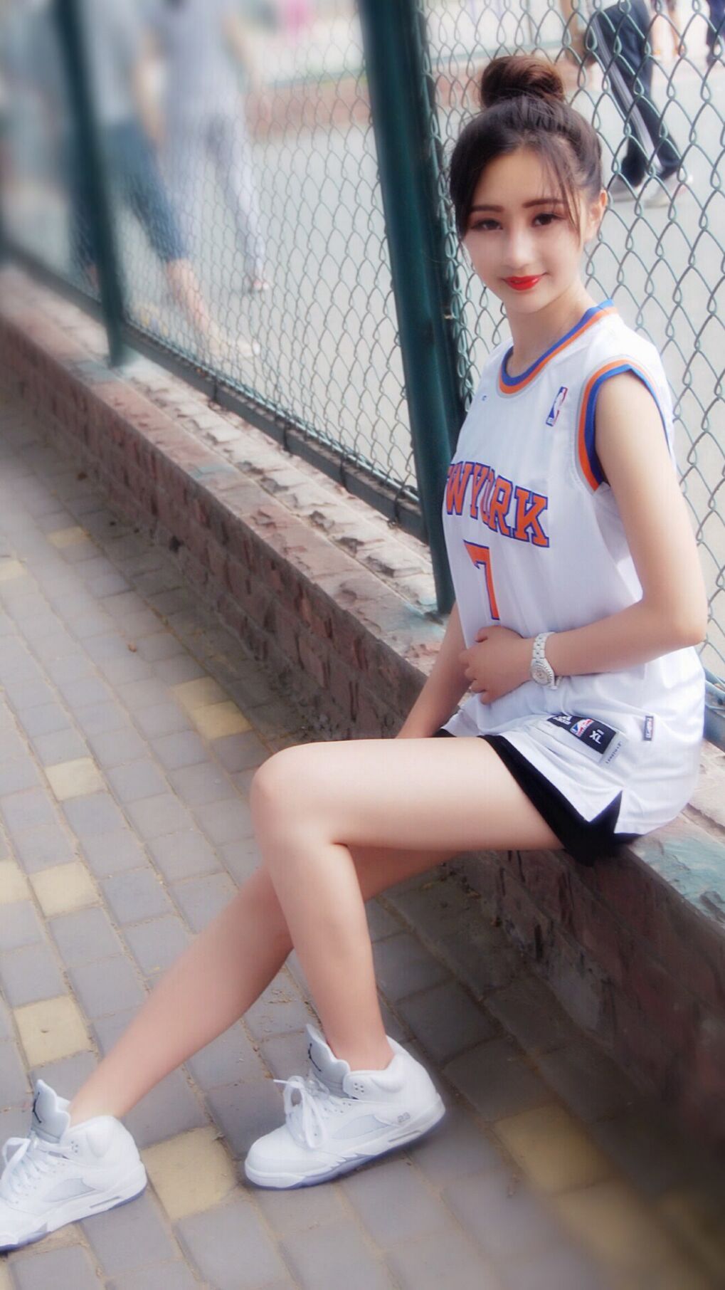 赛道与球场的雷霆回响，当F1轮胎撕裂街道，NBA传奇在汗水与轰鸣中诞生